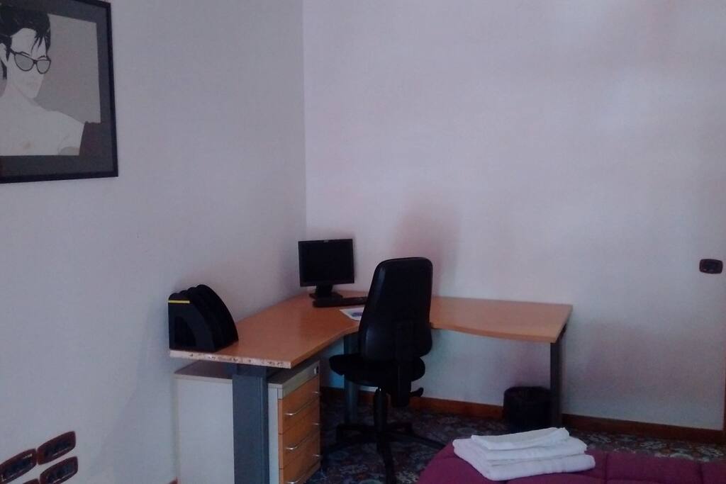Stanza 2 - Scrivania e PC