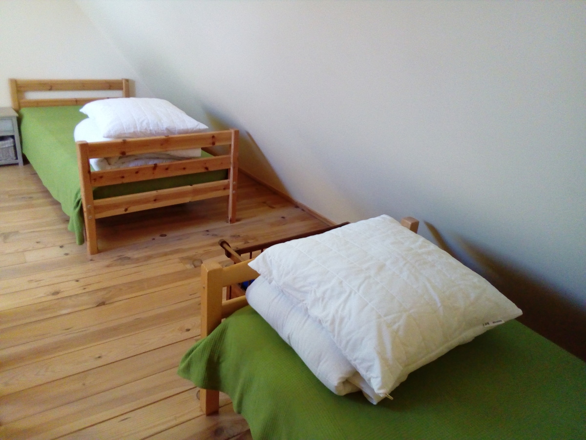 חדר שינה 2, 3 מיטות 90, פתח ויסקו בצד המערבי.