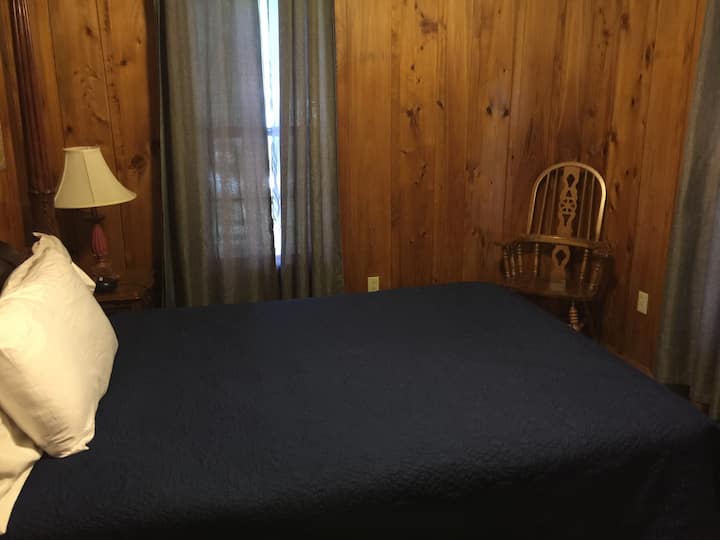 Dormitorio con cama tamaño queen