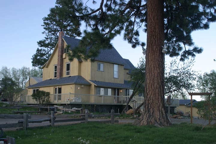 Crystalwood Lodge near Crater Lake