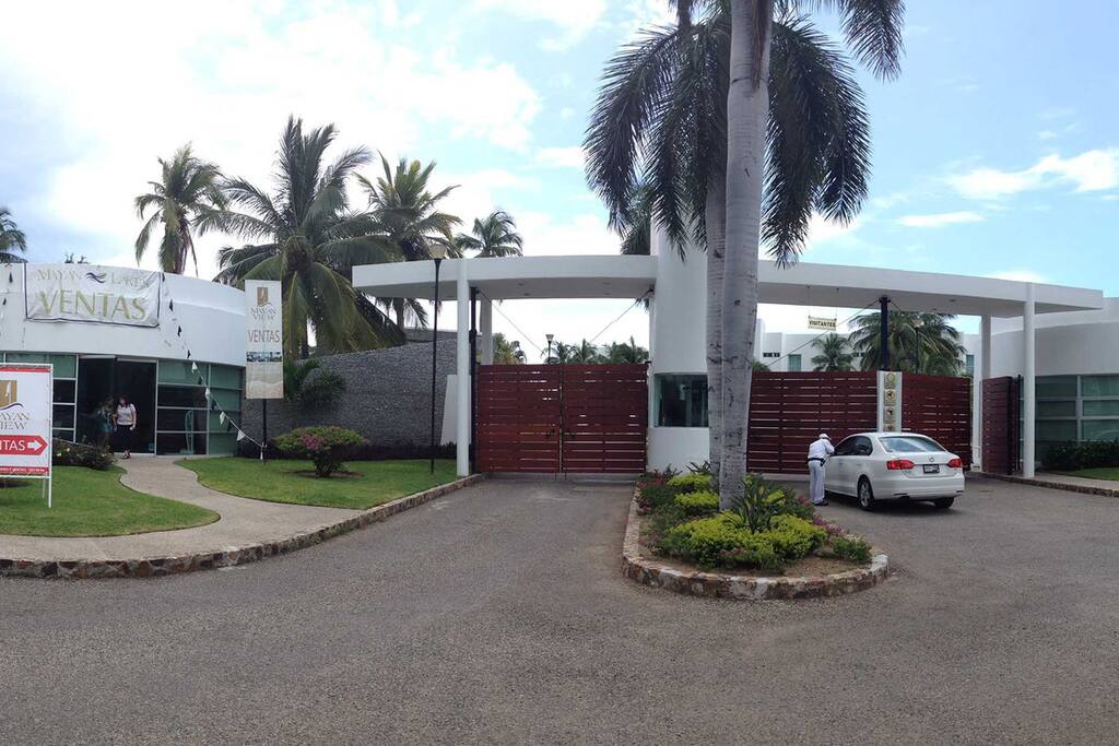 Fachada principal Condominio Mayan Lakes
