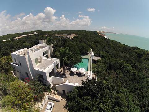 Bellevue. Refinement for 8 or up to 16 guests.