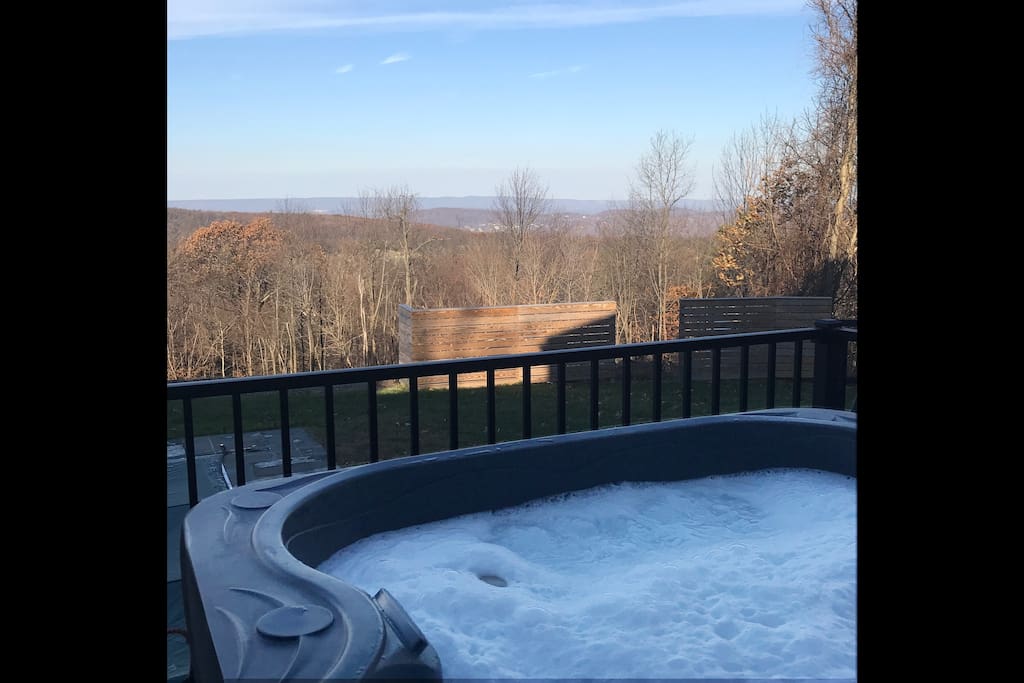 The outdoor spa deck is open all year round (seats 4)