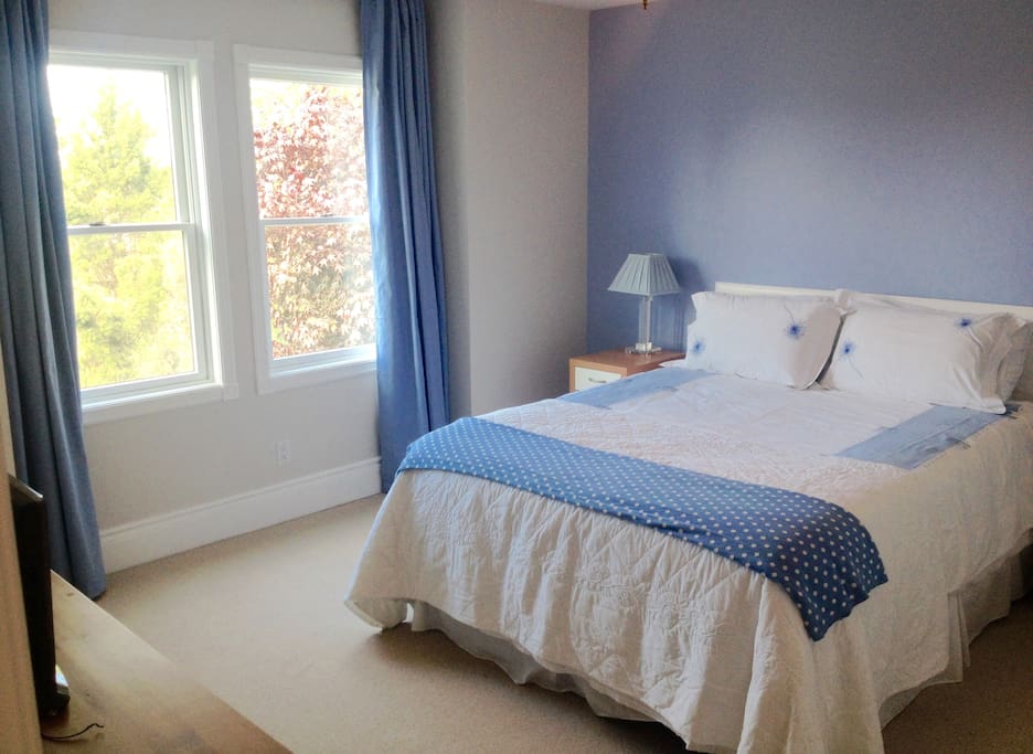 Queen room en-suite, bright with country views