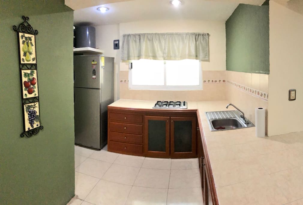 Cocina amplia con Refrigerador y estufa