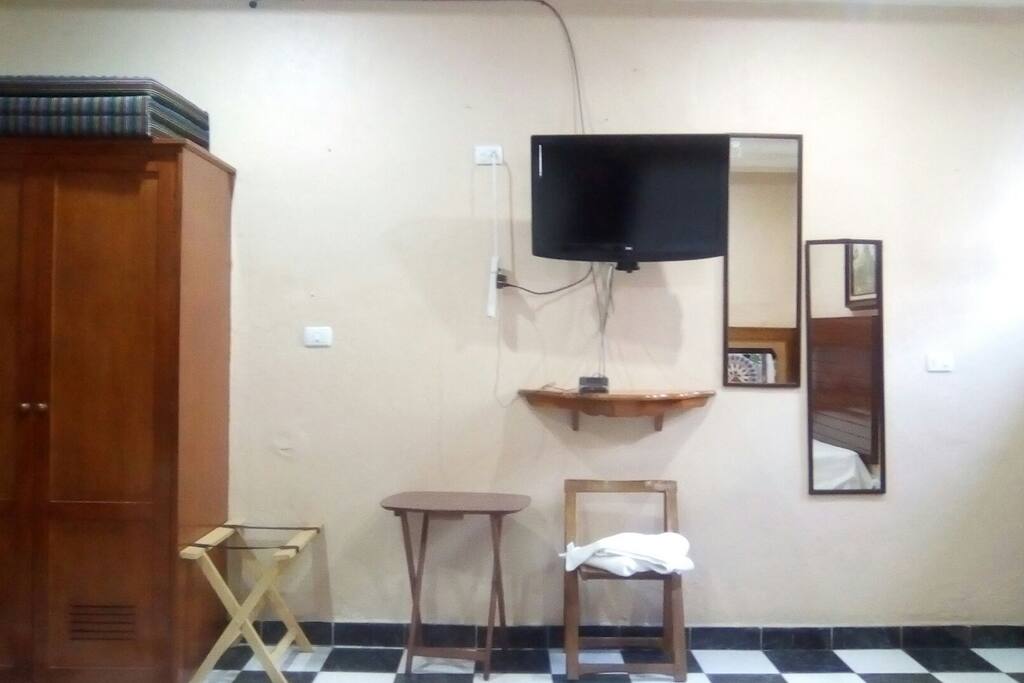tv con cable y armario