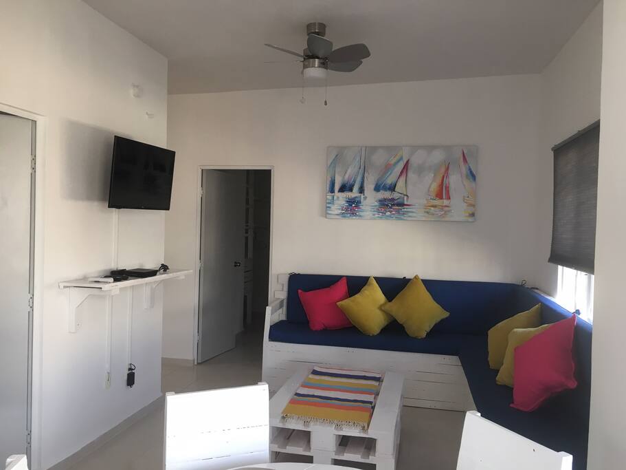 Sala, pantalla, dish, ventilador de techo.