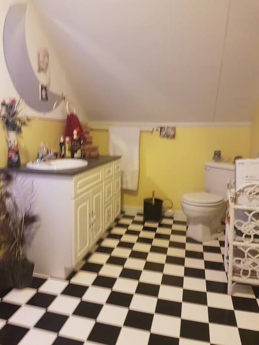 full upstairs bathroom
