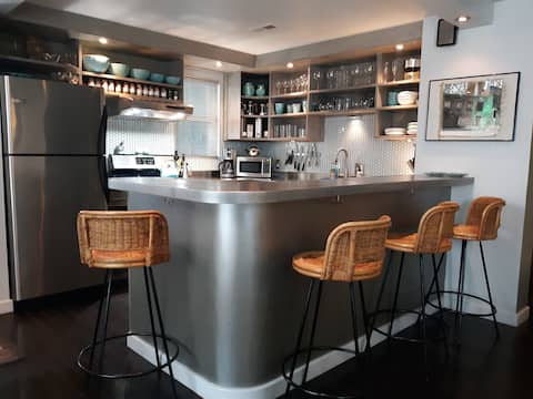 Top Airbnb: Ultra Mod Apt in Heart of Tremont in Tremont