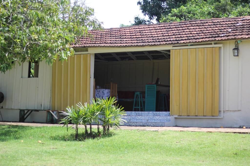 Un gran portón en el área social vincula totalmente el interior con el exterior.