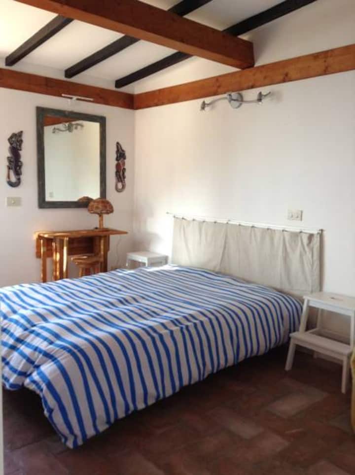 La habitación promedio con cama matrimonial 140x200