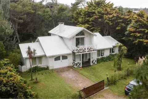 House with heated pool 100 meters from the sea