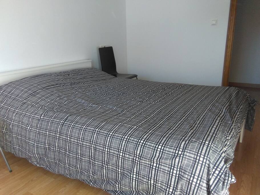 Dormitorio principal con Cama XL de alta calidad. Balcón con vistas de la Sierra.