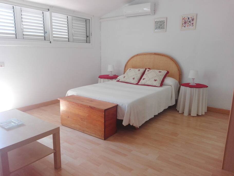 Habitacion con la cama de matrimonio.