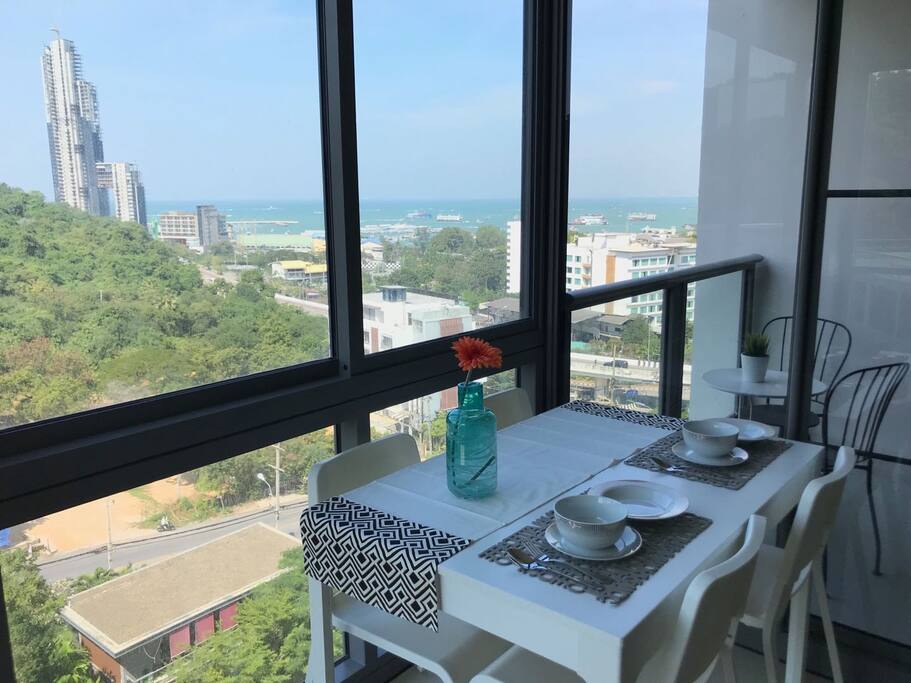 用餐时可以俯看芭提雅海湾与帕山