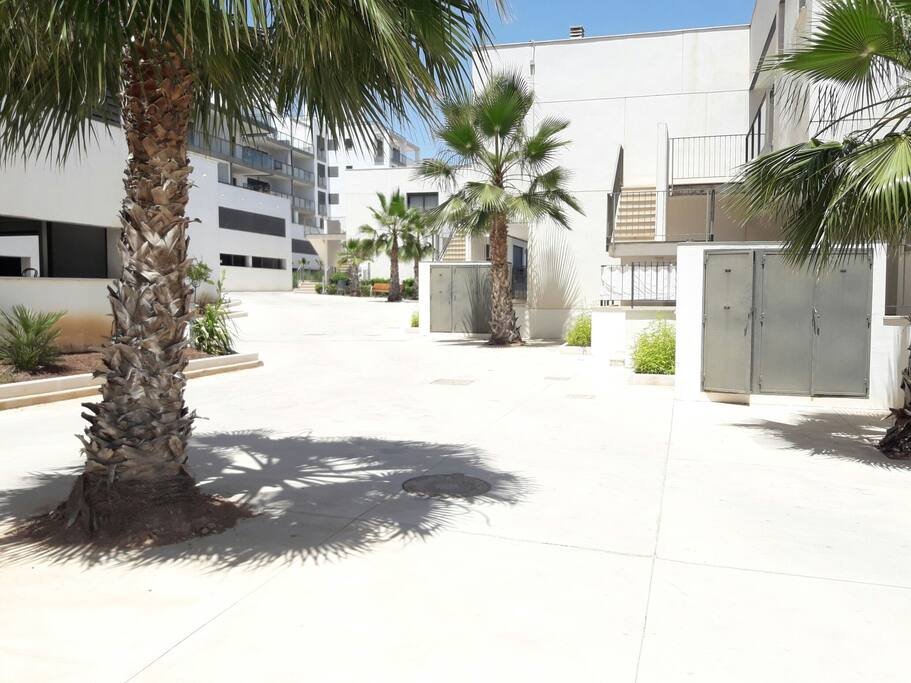 moderna urbanización privada, con piscina y gimnasio