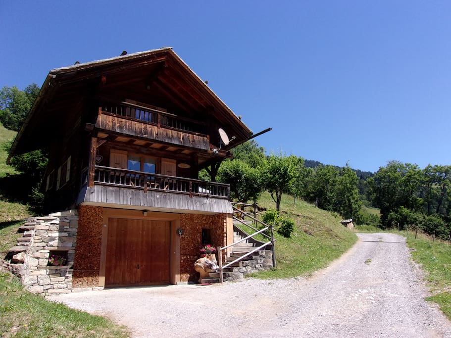 Route passante devant le chalet