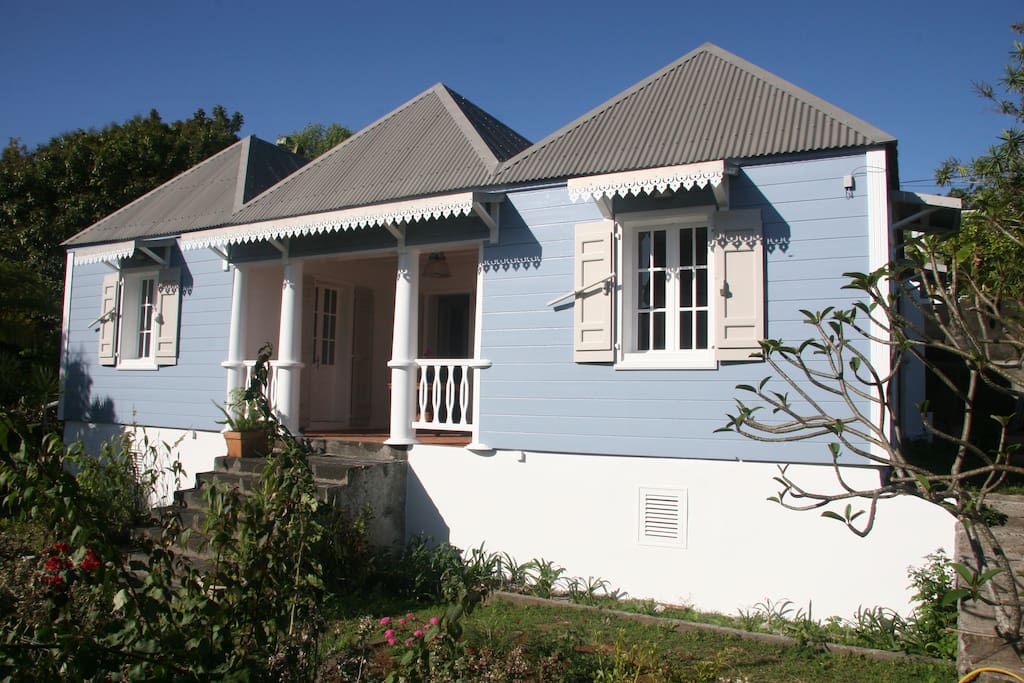 La façade de la villa, ancienne maison rénovée à l'identique