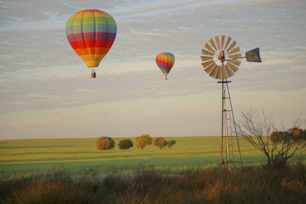 Hot air ballooning over the Avon Valley