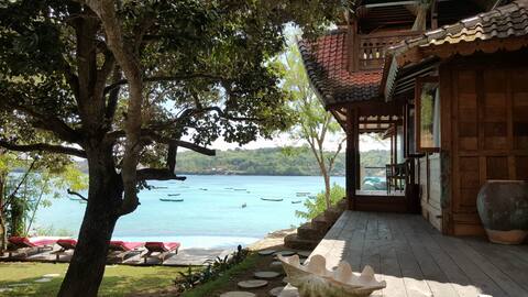 THE BEACH WOODS NUSA CENINGAN ISLAND
