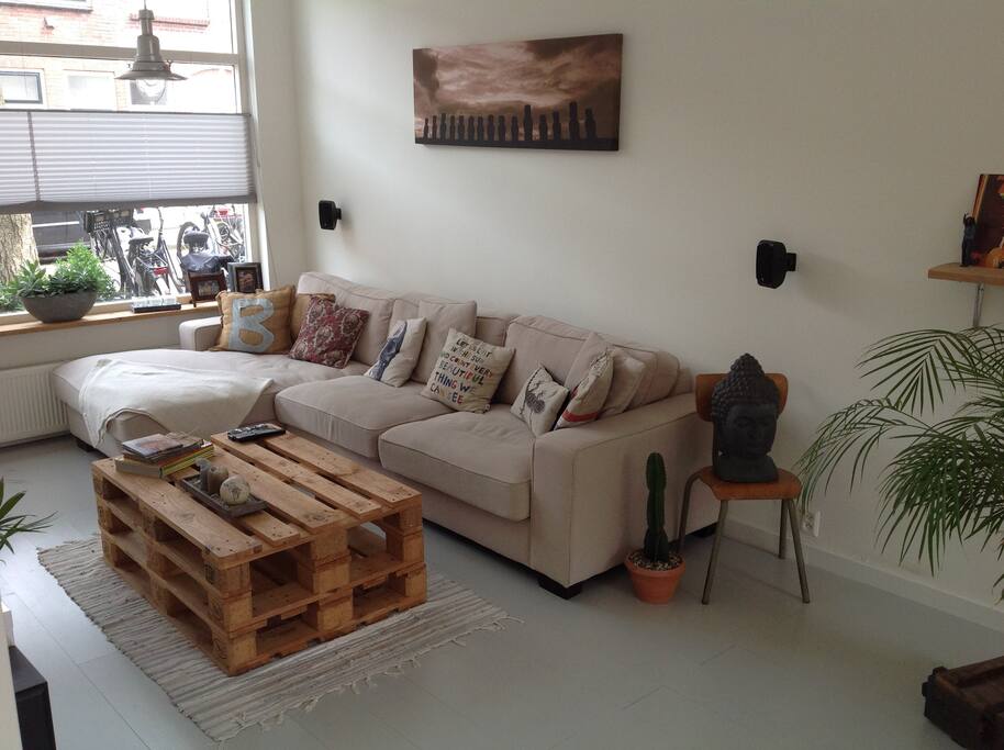 The sitting area with tv and wifi.