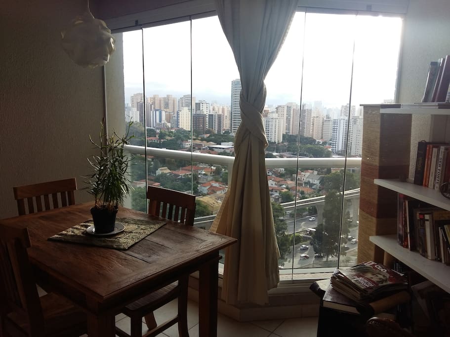 mesa e vista da varanda