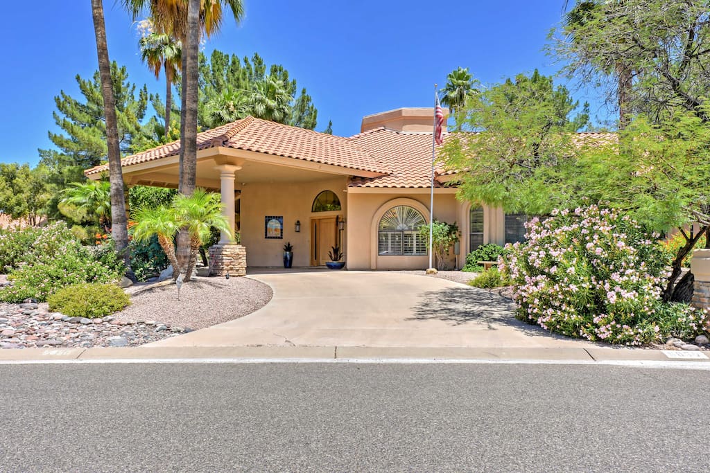 This 4-bedroom, 3.5-bathroom, 3,300-square-foot luxury vacation rental home provides exceptional accommodations for 8 guests in the prestigious Oakhurst area.