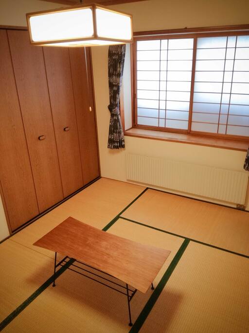 此独立房间为六贴榻榻米的和室房间。并且有超大储物柜为您存放行李和摆放衣物。最多入住2位成人和一位儿童(儿童需要和大人共用床铺)
The room is six post tatami room.The room is fully independent and lockable。
And a large wardrobe storage for your luggage。2 adults and one child can be admitted。Children need to share beds with adults。