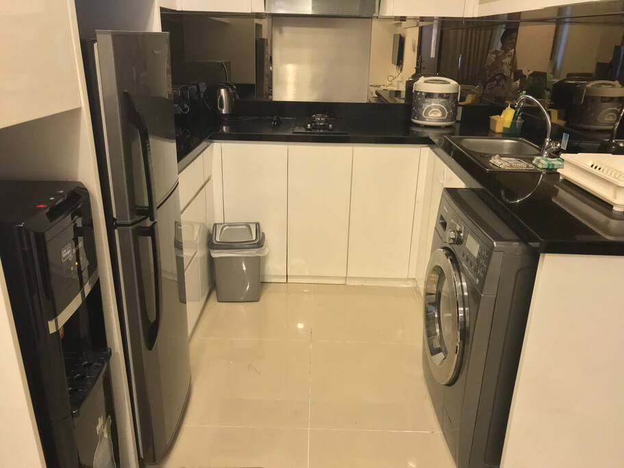 Kitchen (washing machine, fridge, stove, dispenser, and kitchen appliances)