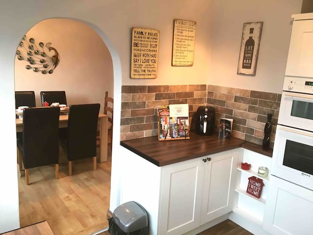 Budget Accomodation M1 Junction 31 FREE PARKING