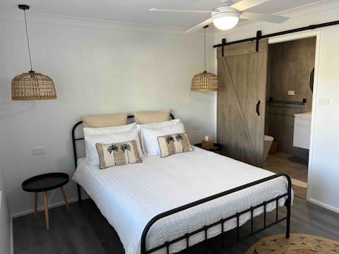 The Family Boathouse - 4 bed house plus 1 bed flat