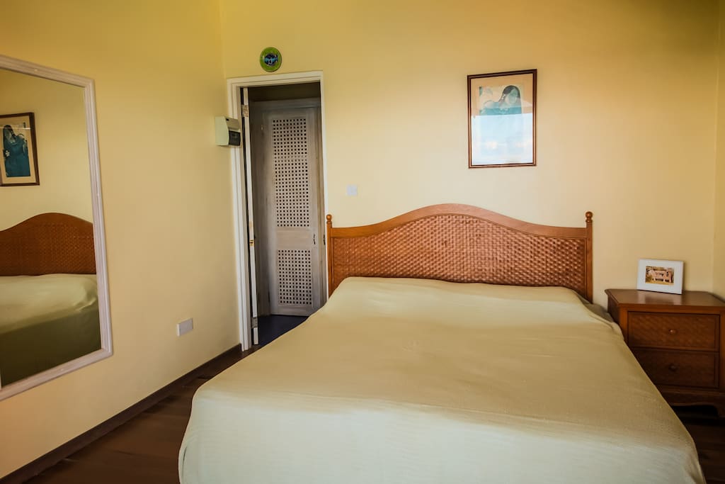 Double onsuite on pool level.