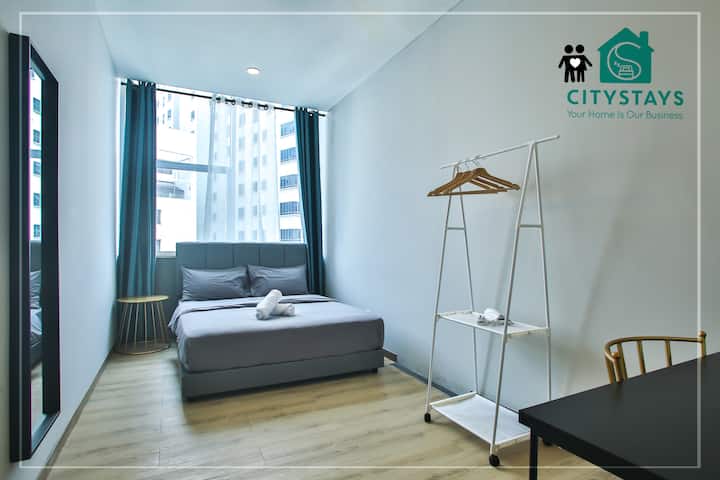 2nd room with queen size bed for 2 pax.