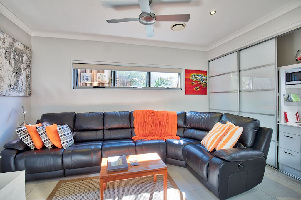 Full size leather lounge, with 2 electric recliner chairs.