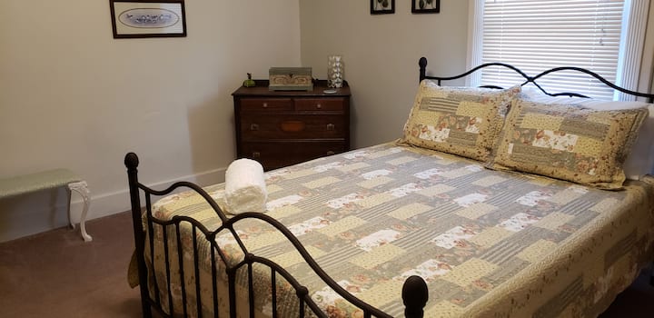 غرفة نوم في الطابق العلوي مع تلفزيون.