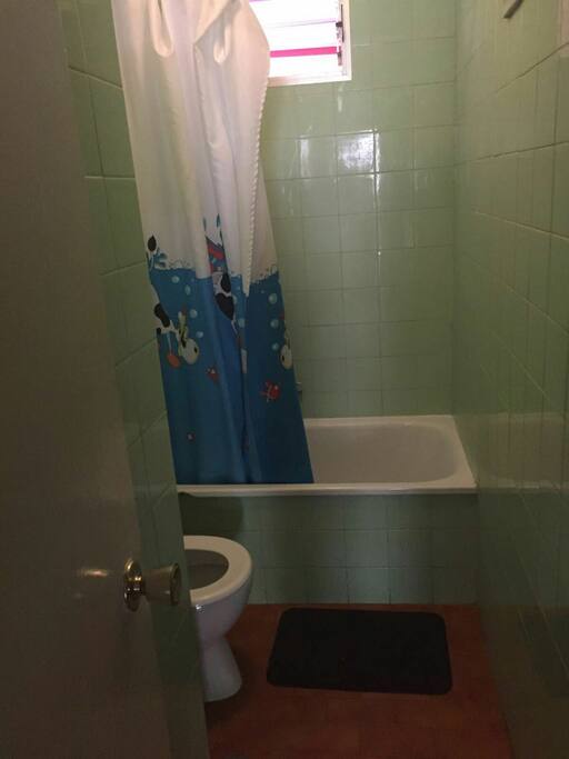 Cuarto de baño con pequeña bañera