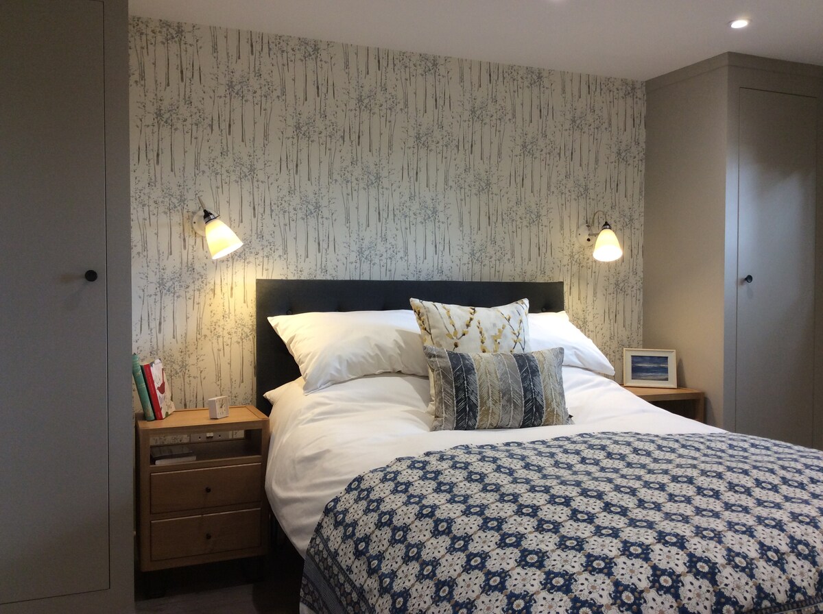 ห้องนอนเตียงใหญ่หรูหราพร้อมตู้เสื้อผ้า 