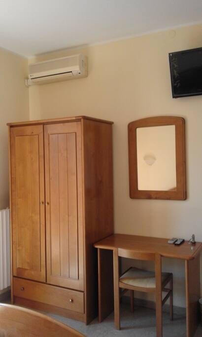 MOBILI IN STANZA