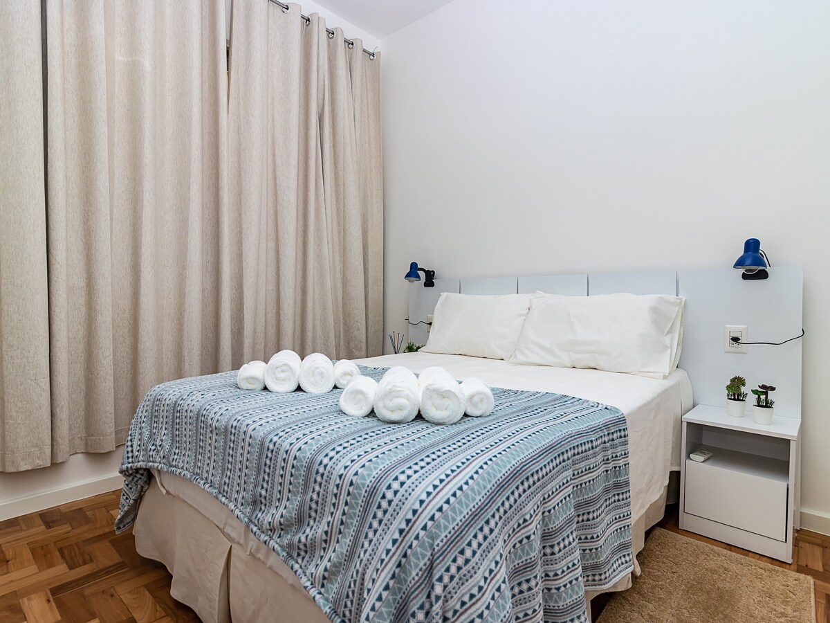 Manja spavaća soba: standardni bračni krevet