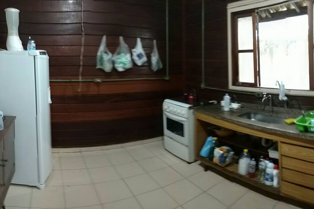 Cozinha completa com microondas.