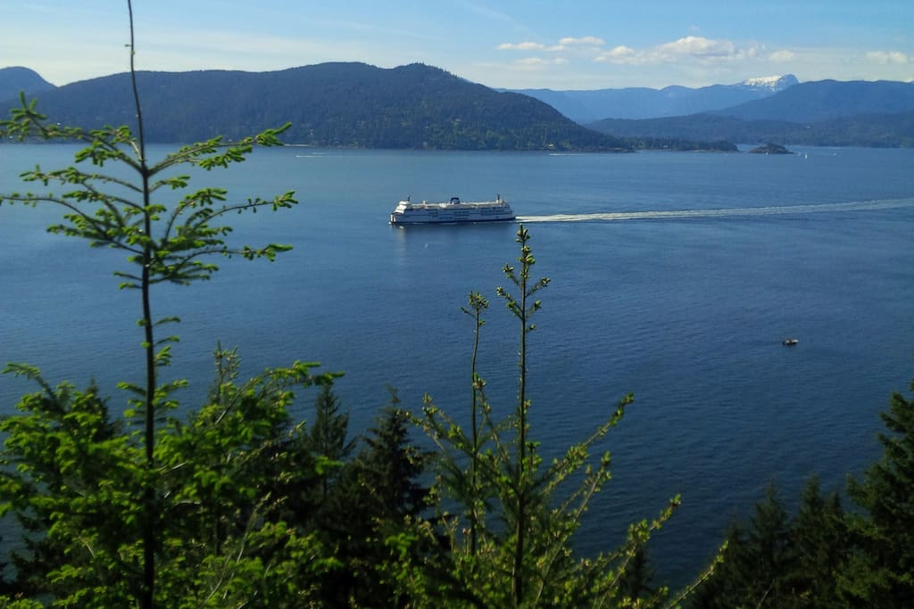 Ferry arriving to Horseshoe Bay