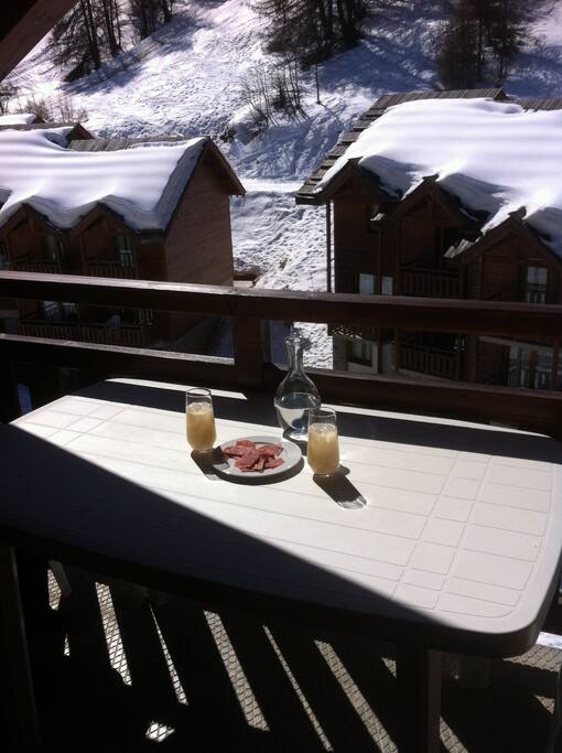 une petite pause ? deux balcons au choix, vue piscine ou montagne...