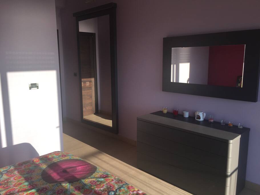 Camera da letto con letto matrimoniale, materasso memory, comodini, como' e specchio grande con faretti al Led.