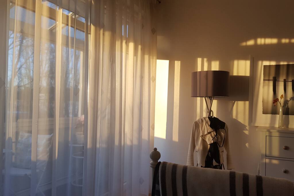 Von der Sonne geweckt werden im Schlafzimmer