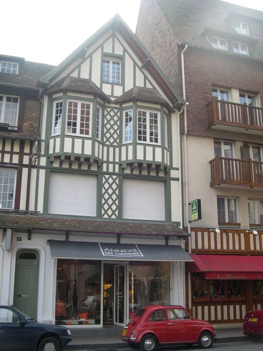 façade de l'immeuble (appartement au 1er)