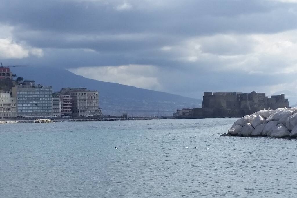 Castel dell'Ovo a 700 metri.