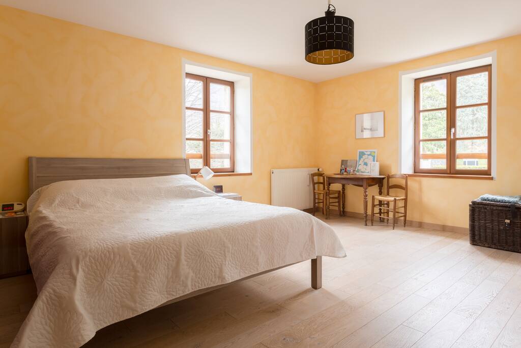 Une chambre lit Queen ensoleillée et spacieuse