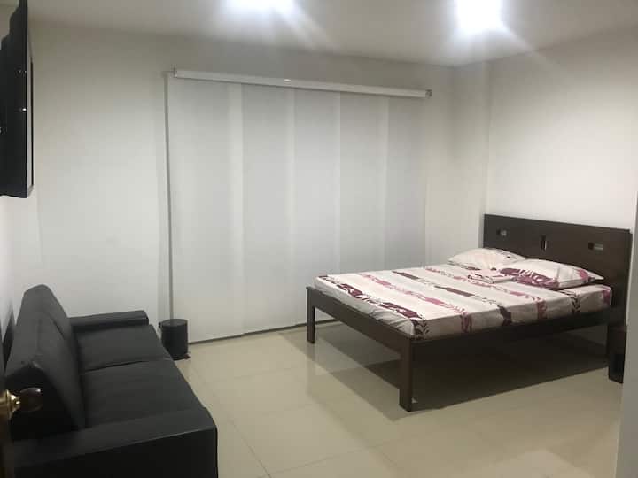 חדר שינה 2: מיטה זוגית, שידה, ספה נפתחת, טלוויזיה, מאוורר, ארון וחדר רחצה פרטי.