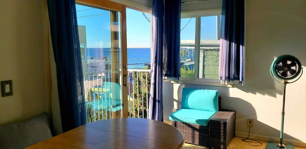 2 bedroom by the sea! w/parking!!