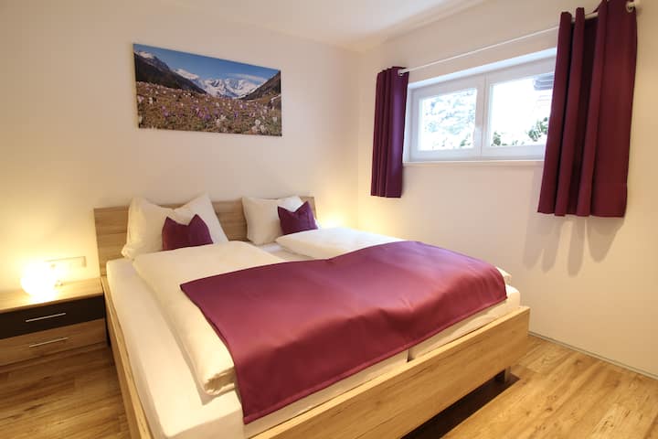 غرفة نوم بسرير مزدوج